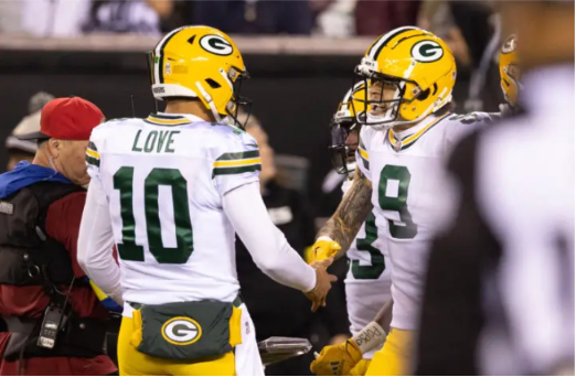 Title: “Contrasting Leadership Styles: Rodgers vs. Love in Green Bay”