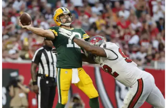 “Packers vs. Buccaneers Showdown: Shocking Injuries Rock Both Sides! Super Bowl Champ Benched – Can the Underdogs Prevail?”