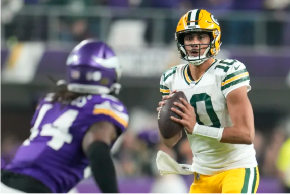“Jordan Love Masterclass as Green Bay Packers Secure Dominant 33-10 Victory Over Minnesota Vikings, Playoff Hopes Intact”