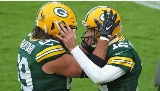 “Packers’ Star Tackle David Bakhtiari’s Fate Hangs in the Balance: Will He Soar with the Jets or Take a Shocking Exit?”