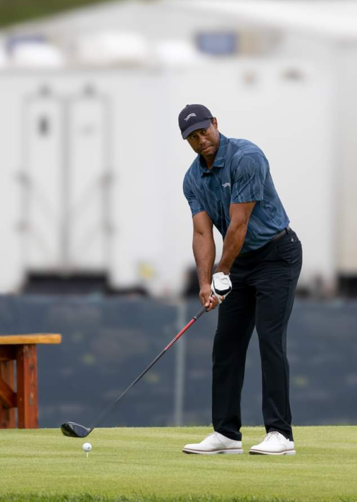 Tiger Woods makes fans to roar over performance