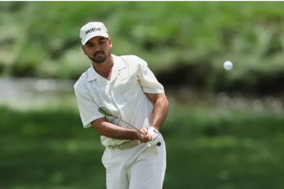 Jason Day demonstrates how he hits flop shots in different kinds of grass.