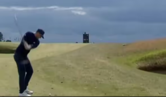 “Shocking Moment: Aberg Shot Sends Opponent’s Ball Flying at Scottish Open”