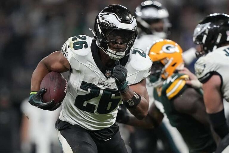 Eagles’ New Star RB Shocks the NFL with 3 Touchdowns in Explosive Debut!