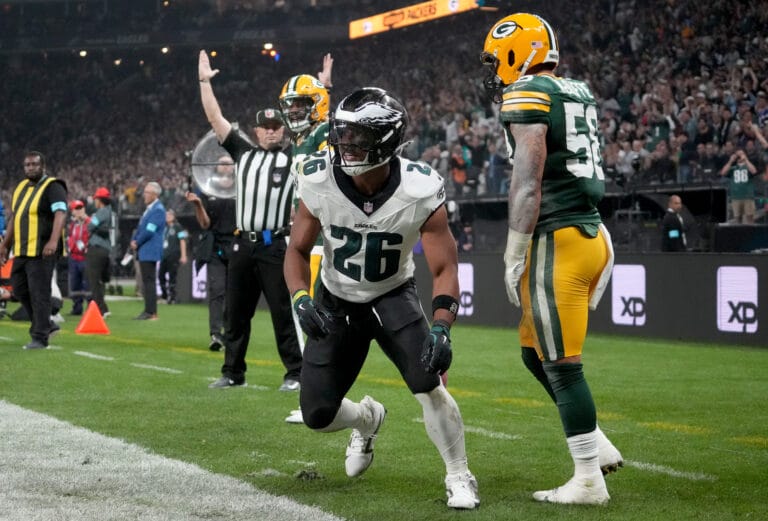 “Saquon Barkley Stuns Brazil with Epic 3-TD Debut as Eagles Edge Packers 34-29 in Thrilling Showdown!”