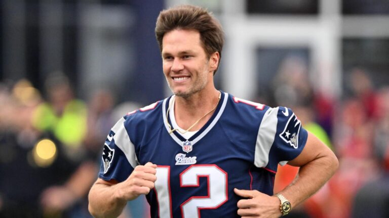 “Giants Legend and Media Icon Reveal Game-Changing Broadcasting Tips for Tom Brady’s Big Debut”