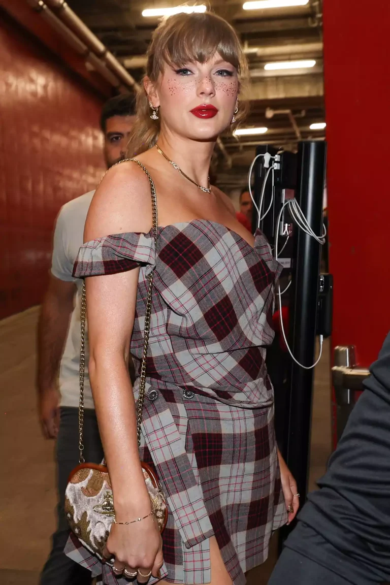 Taylor Swift wears coded outfit to Travis Kelce’s Kansas City Chiefs game