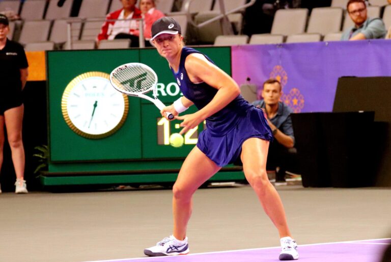 Iga Świątek od zwycięstwa z Darią Kasatkiną rozpoczęła występ w WTA Finals 2022 w Fort Worth – Tenis Magazyn –