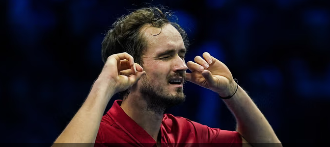 Absolutny hit w ATP Finals! Rosjanin walczy “o życie” [WYNIK NA ŻYWO]