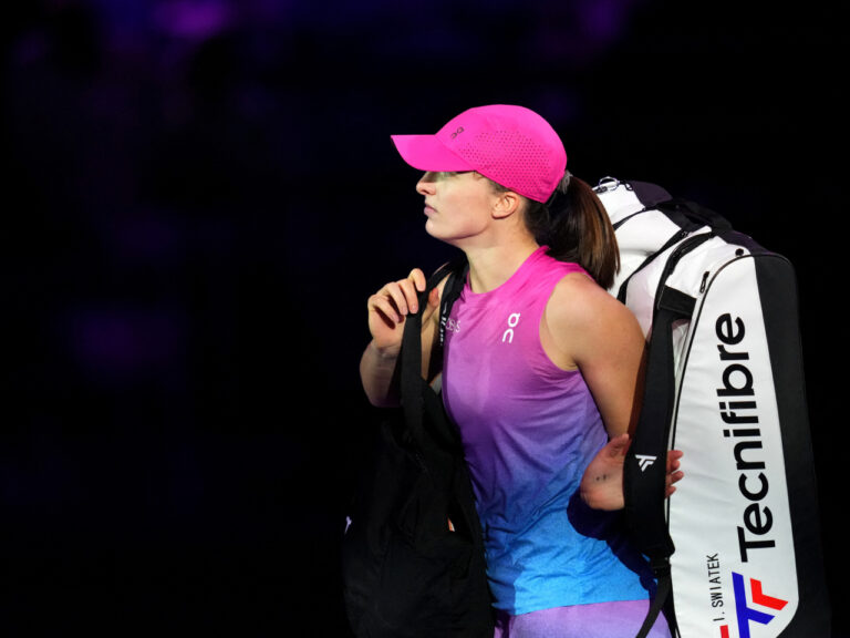 Numer dwa na świecie, Świątek odpada z WTA Finals