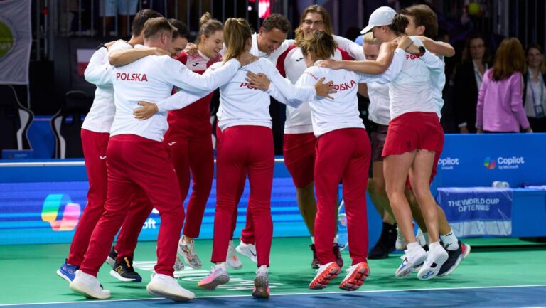 Świątek i Linette zapewniają Polsce awans do ćwierćfinału Pucharu Billie Jean King.