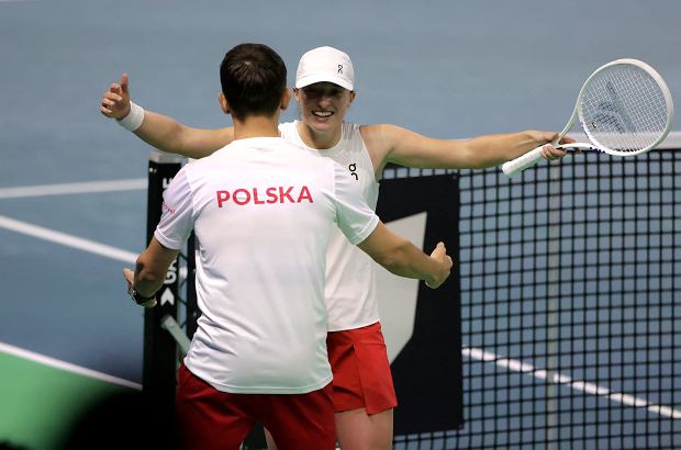 Kiedy gra Iga Świątek? O której mecz Polska – Czechy w BJK Cup? [TRANSMISJA NA ŻYWO]