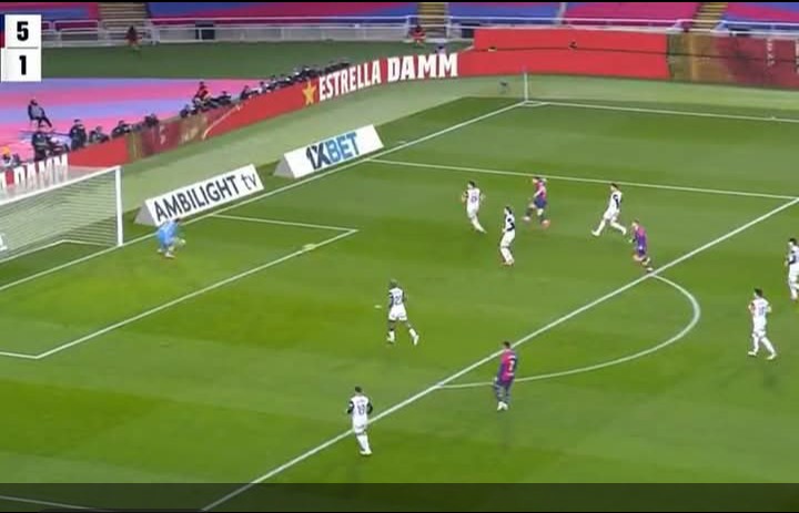 Wejście smoka Lewandowskiego! Fart Szczęsnego. Piłkarska masakra w Barcelonie!