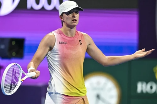 Ostapenko zdominowała Świątek, Polka wyładowała złość na rakiecie. Koniec pięknej serii