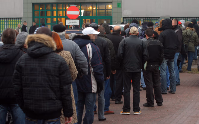 Zwolnienia grupowe w dwóch bankach w Polsce. Około 2800 osób na bruk
