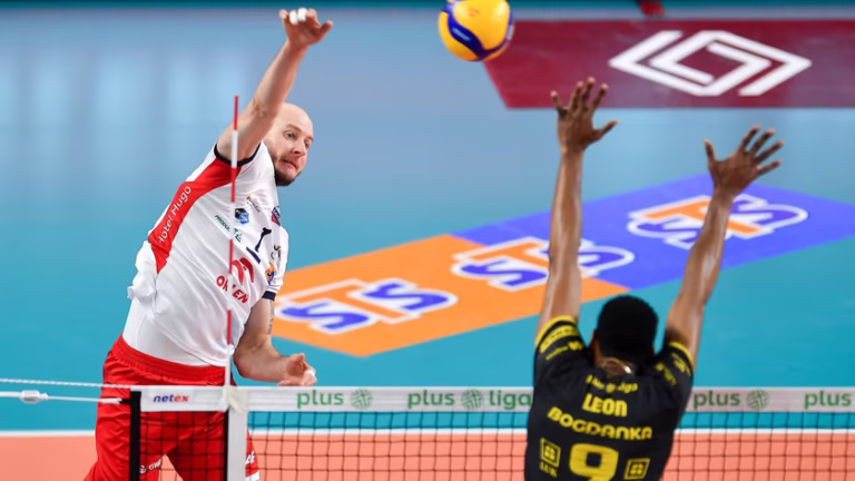 Pierwsze starcie Leon kontra Kurek. Czy będą kolejne? Jeden zostaje w PlusLidze, co z drugim?
