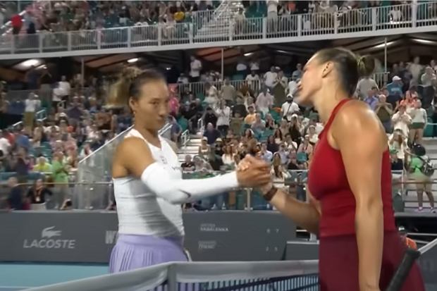 Sceny przy siatce po meczu Sabalenka – Zheng. Obrazki poszły w świat