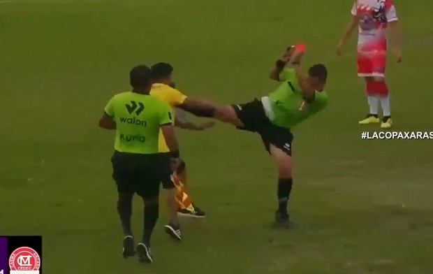 Sędzia znokautował trenera w stylu kung-fu! Wideo obiegło cały świat