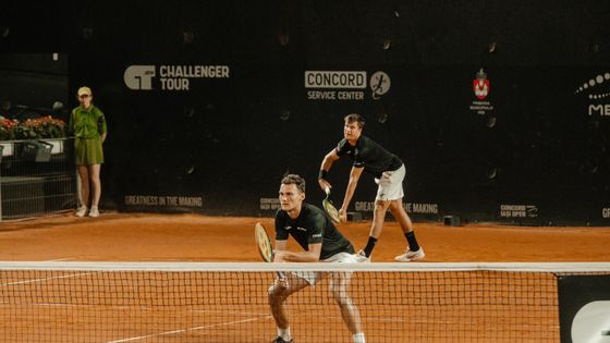 Pojedynek Polaków rozstrzygnięty w dwóch setach