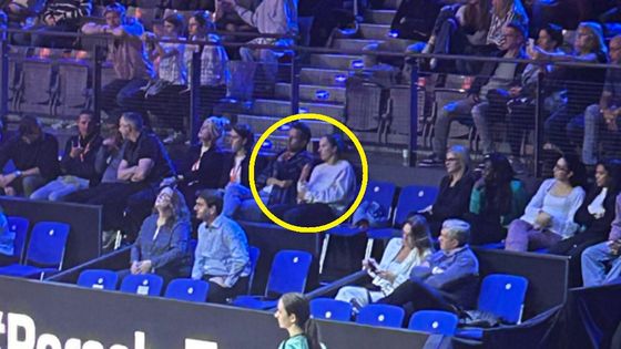 Iga zarzeka się, że tego nie robi, a tu proszę. Zdjęcie obiegło sieć